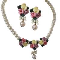 Triple flowers with pearl - earstuds & collier