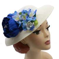 Weißer großer Hut mit blauer Ansteckblume zum Wechseln